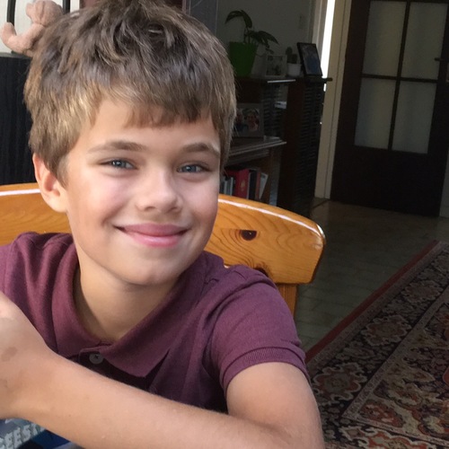 Onze kleinzoon is op bezoek. Dankzij dat ventje vergeten wij even al onze zorgen. - Jos en Liliane